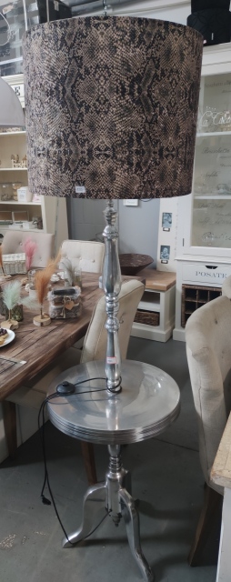 Lampa podłogowa z blatem i abażurem cena 1150 zł