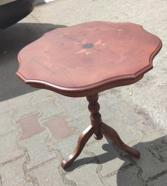 Stolik intersjowany 54*54 wys 56 cm cena 280 zł 