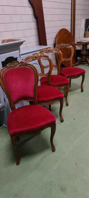 Krzesła cena za sztukę 250 zł