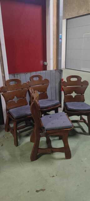 4 krzesła cena 800 zł 