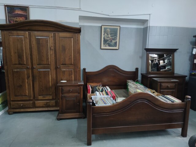 Komplet sypialnia łoże 160*200 ,szafa 3 drzwiowa ,toaletka z lustrem 2 szafki nocne cena 3500 zł 
