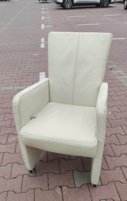 Fotel skórzany. Oparcie regulowane. dostepne 4 szt cena 350 zł/szt.